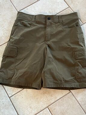 Orvis Olive Cargo Shorts in Deep Green